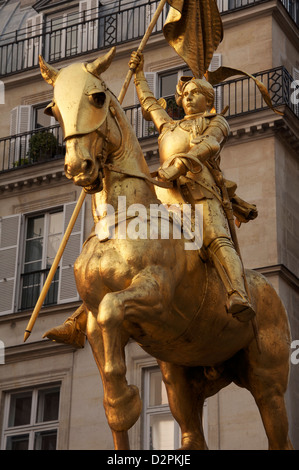 Jeanne d'Arc. Doré une statue équestre de Jeanne d'Arc par Emmanuel Frémiet. Il se trouve à un carrefour animé de la rue de Rivoli à Paris. La France. Banque D'Images