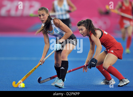 Florencia Habif (Argentine) et Laura Unsworth (Grande-Bretagne). Demi-finale de hockey femmes Banque D'Images