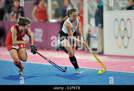 Laura Unsworth (Grande-Bretagne) a le pouvoir d'Florencia Habif (Argentine). Demi-finale de hockey femmes Banque D'Images