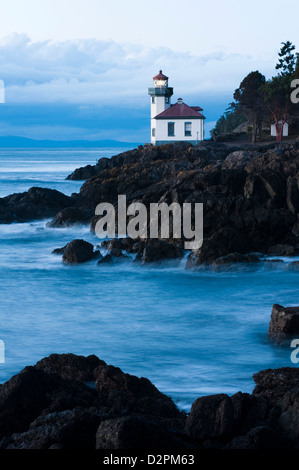 Four à Chaux Phare veille sur les baleines et les cours d'eau à l'entrée du détroit de Haro dans le Puget Sound, dans l'État de Washington. Banque D'Images