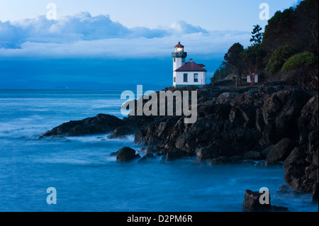 Four à Chaux Phare veille sur les baleines et les cours d'eau à l'entrée du détroit de Haro dans le Puget Sound, dans l'État de Washington. Banque D'Images