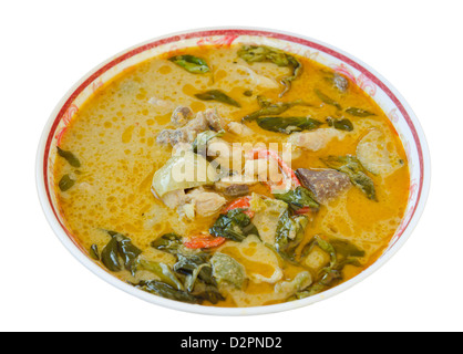 Poulet au curry vert dans un bol sur fond blanc Banque D'Images