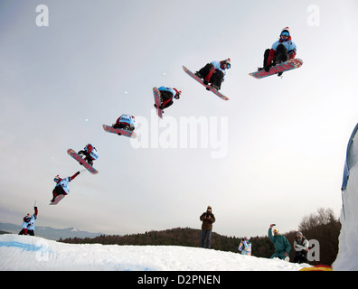 VALCA, Slovaquie - 13 février : séquence de saut de Filip Hrkel (SVK) à Nokia Freestyle Tour 2011, le 13 février 2011 à Valca, SVK Banque D'Images