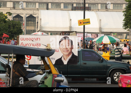 Pongsapat Pongcharoen Pol Gen bannière de la campagne sur l'élection du gouverneur de Bangkok , 2013 Banque D'Images