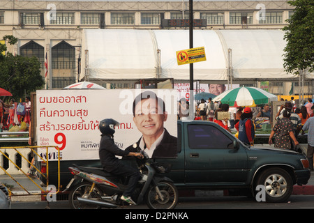 Pongsapat Pongcharoen Pol Gen bannière de la campagne sur l'élection du gouverneur de Bangkok , 2013 Banque D'Images