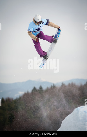 VALCA, Slovaquie - 13 février : saut de Dusan Bizik en ronde finale de Nokia Freestyle Tour 2011 Banque D'Images