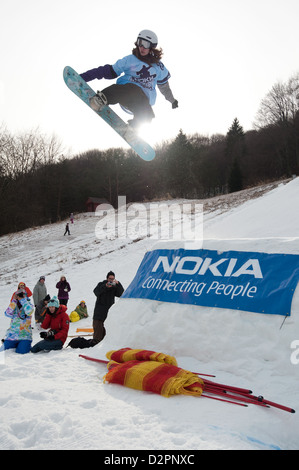 VALCA, Slovaquie - 13 février : saut de pas de concurrent au Nokia Freestyle Tour 2011, le 13 février 2011 à Valca, Slovaquie Banque D'Images