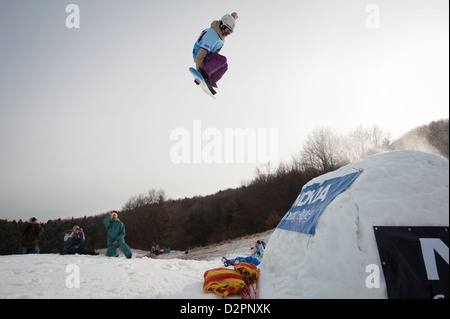 VALCA, Slovaquie - 13 février : saut de Dusan Bizik Nokia au Freestyle Tour 2011, le 13 février 2011 à Valca, Slovaquie Banque D'Images