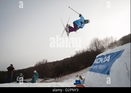 VALCA, Slovaquie - 13 février : saut de Juraj Bernat dans Nokia Freestyle Tour 2011, le 13 février 2011 à Valca, Slovaquie Banque D'Images