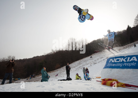VALCA, Slovaquie - 13 février : saut de Klaudia Medlova à Nokia Freestyle Tour 2011, le 13 février 2011 à Valca, Slovaquie Banque D'Images