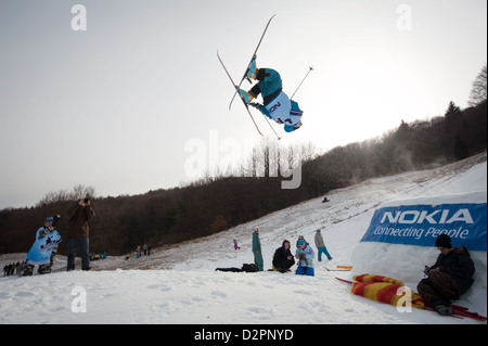VALCA, Slovaquie - 13 février : saut d'Adam Cagan à Nokia Freestyle Tour 2011, le 13 février 2011 à Valca, Slovaquie Banque D'Images