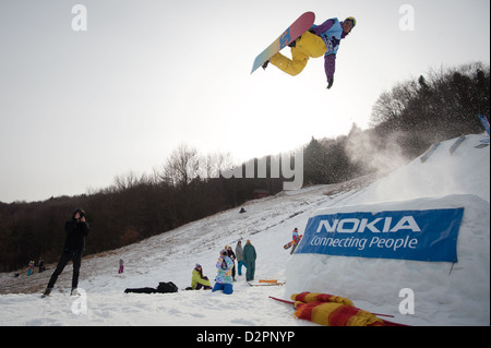 VALCA, Slovaquie - 13 février : saut d'Anders Haugvad dans Nokia Freestyle Tour 2011, le 13 février 2011 à Valca, Slovaquie Banque D'Images