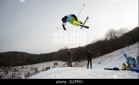 VALCA, Slovaquie - 13 février : saut de Peter Dikos à Nokia Freestyle Tour 2011, le 13 février 2011 à Valca, Slovaquie Banque D'Images