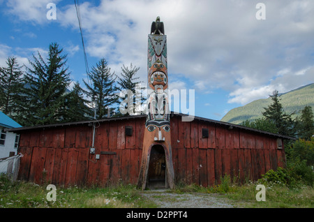 Totem entrée de bâtiment, Bella Coola, Britsih Colombie-Britannique, Canada Banque D'Images