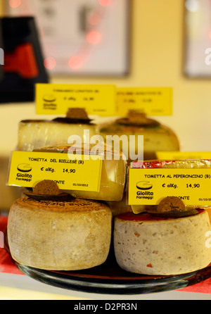 Délicieux fromage italien fromage vendu en magasin à Bra Giolito, Piémont. Banque D'Images