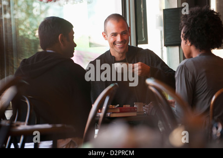 Friends sitting together in cafe Banque D'Images