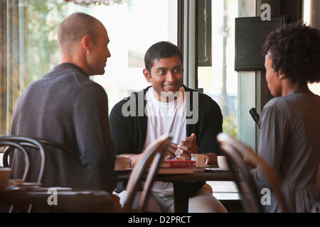 Friends sitting together in cafe Banque D'Images