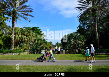 Les visiteurs apprécient la lumineuse, ensoleillée au Jardin botanique à la Fairchild, Coral Gables, Florida, USA. Banque D'Images
