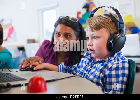 Aider les enseignants student using laptop Banque D'Images