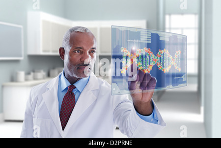 Médecin noir en utilisant l'affichage numérique dans le cabinet du médecin Banque D'Images