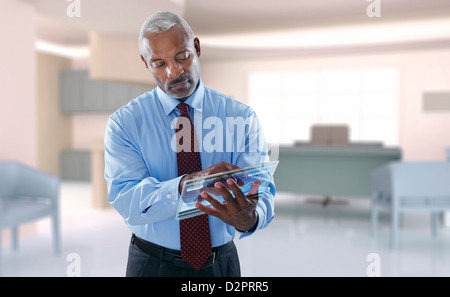 Black businessman using digital tablet Banque D'Images