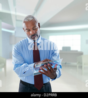 Black businessman using digital tablet Banque D'Images