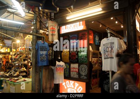 T-Shirt Shop à Chatuchak Weekend Market , Bangkok , Thaïlande Banque D'Images