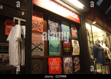 T-Shirt Shop à Chatuchak Weekend Market , Bangkok , Thaïlande Banque D'Images