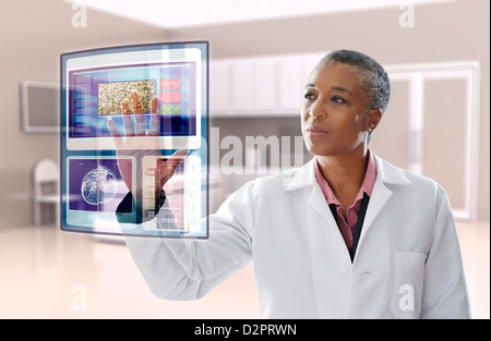 Médecin noir en utilisant l'affichage numérique dans le cabinet du médecin Banque D'Images