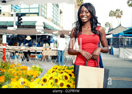 African American Woman buying flowers Banque D'Images