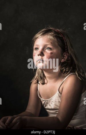 Triste Caucasian girl avec des égratignures sur son visage Banque D'Images