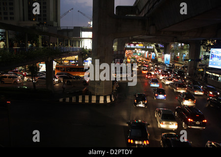 Au fil de fer BTS Rama 1 road près de complexes commerciaux Siam Paragon à Bangkok , Thaïlande Banque D'Images