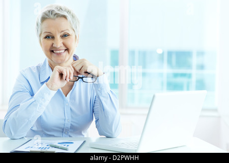 Portrait of happy young businesswoman looking at camera in office Banque D'Images