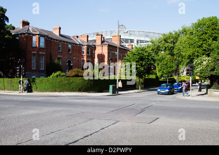 Le trafic sur une route du stade avec en arrière-plan, l'Aviva Stadium de Dublin, République d'Irlande Banque D'Images