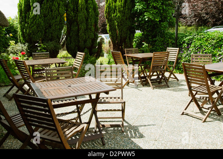 Des tables et des chaises dans un restaurant, Adare, comté de Limerick, Irlande Banque D'Images