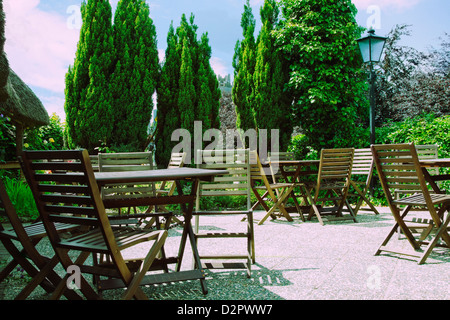 Des tables et des chaises dans un restaurant, Adare, comté de Limerick, Irlande Banque D'Images