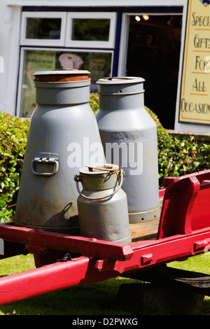 Bidons de lait devant un magasin, Adare, comté de Limerick, Irlande Banque D'Images