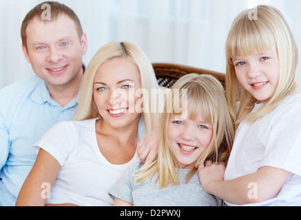 Portrait de famille heureuse avec deux filles smiling at camera Banque D'Images