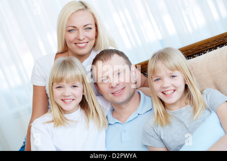 Portrait de famille heureuse avec deux filles smiling at camera Banque D'Images