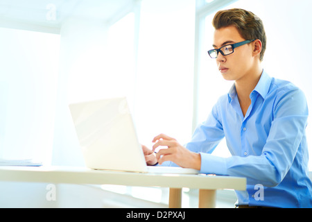 Stagiaire business intelligent étant occupé avec le travail de bureau Banque D'Images
