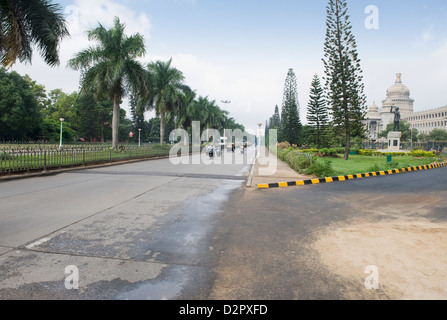 Édifice gouvernemental de la route, Vidhana Soudha, Bangalore, Karnataka, Inde Banque D'Images