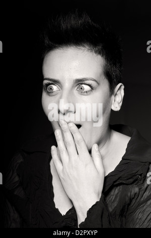 Du vrai jeune femme avec étonnement les expressions faciales Banque D'Images