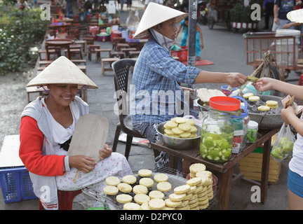 Des femmes vendent des pommes de terre chaude des collations dans l'ancienne ville d'Hoi An, Vietnam, Indochine, Asie, Asie du sud-est, Banque D'Images