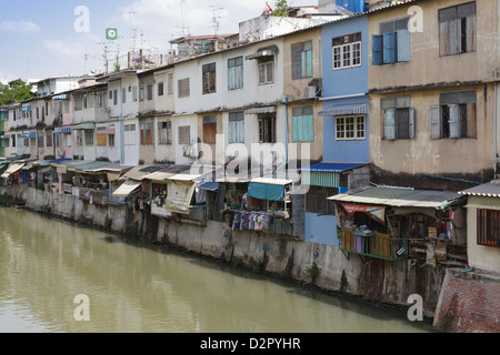 Maisons et appartements par le canal Banglamphu,, Bangkok, Thaïlande, Asie du Sud-Est, Asie Banque D'Images