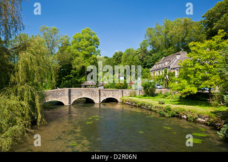 Pont sur la rivière Coln, Bibury, Cotswolds, Gloucestershire, Angleterre, Royaume-Uni, Europe Banque D'Images