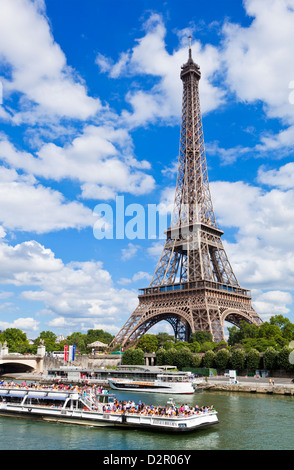 Bateau Bateaux Mouches sur la Seine en passant la Tour Eiffel, Paris, France, Europe Banque D'Images