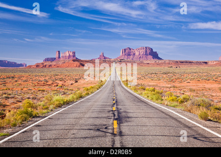 L'autoroute 163, route vide, Monument Valley, Utah, États-Unis d'Amérique, Amérique du Nord Banque D'Images