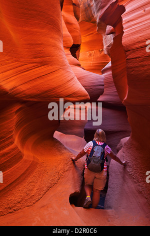 Woman randonneur et formations de roche de grès, Lower Antelope Canyon, Page, Arizona, USA Banque D'Images