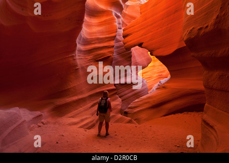 Woman randonneur et formations de roche de grès, Lower Antelope Canyon, Page, Arizona, USA Banque D'Images