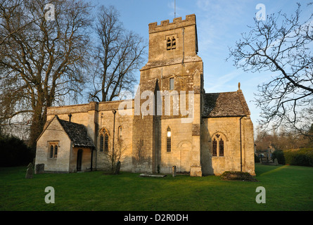 La fin de l'hiver soleil sur St James Norman Church, Coln St Dennis, Gloucestershire Banque D'Images